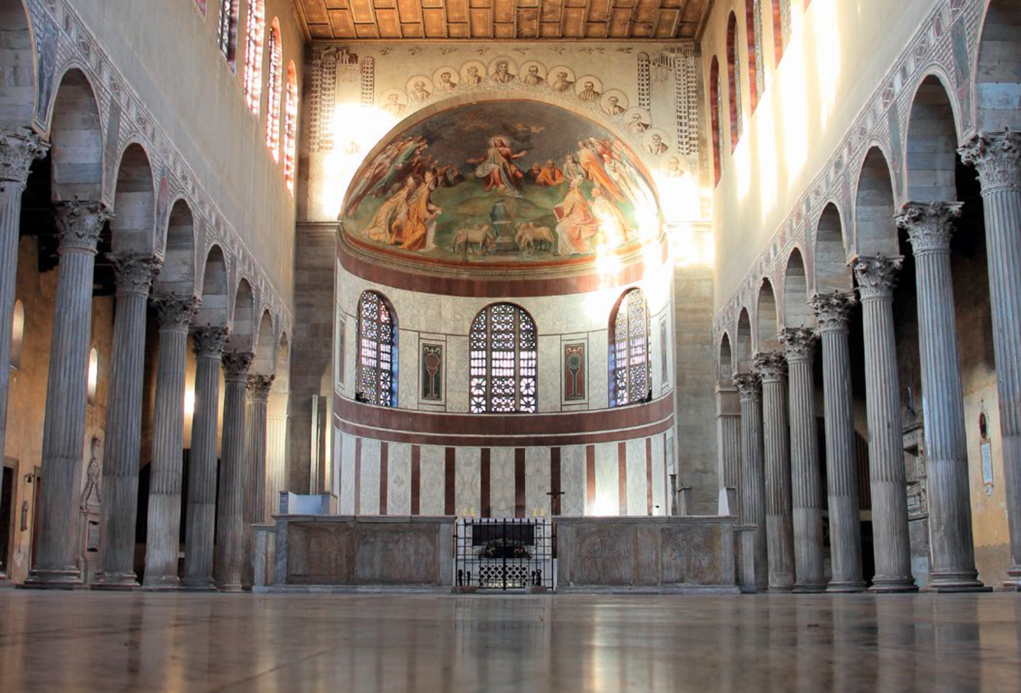 Interior de la basílica de Santa Sabina (Roma)