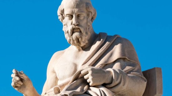 Escultura de mármol de Platón sentado en una silla