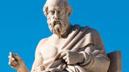 Escultura de mármol de Platón sentado en una silla