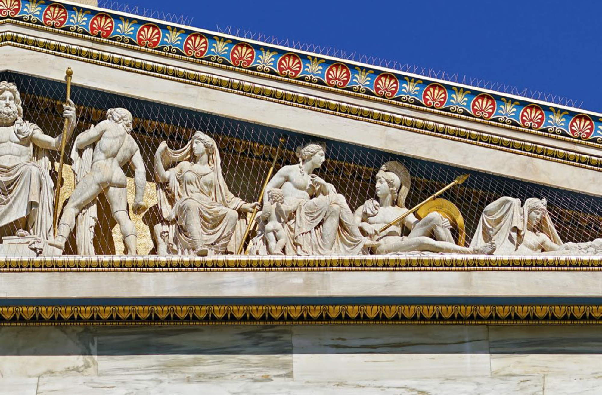 Esculturas de los doce dioses griegos primigenios en el frontón de la Academia de Atenas