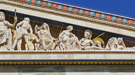Esculturas de los doce dioses griegos primigenios en el frontón de la Academia de Atenas