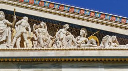 Esculturas de los doce dioses griegos primigenios en el frontón de la Academia de Atenas