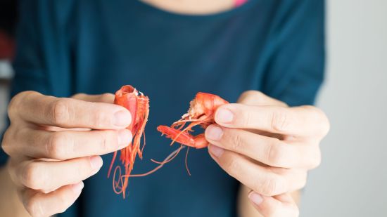 ¿Por qué es malo chupar la cabeza de las gambas?