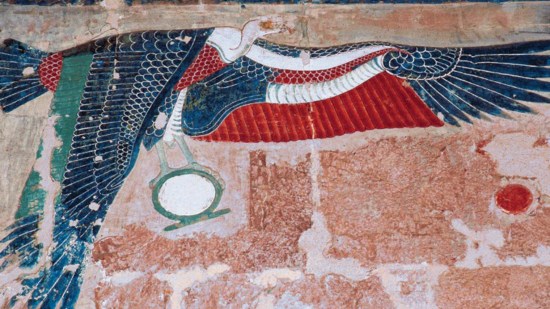 Relieve pintado representando al buitre Nejbet, mediante el cual Isis protegía al difunto