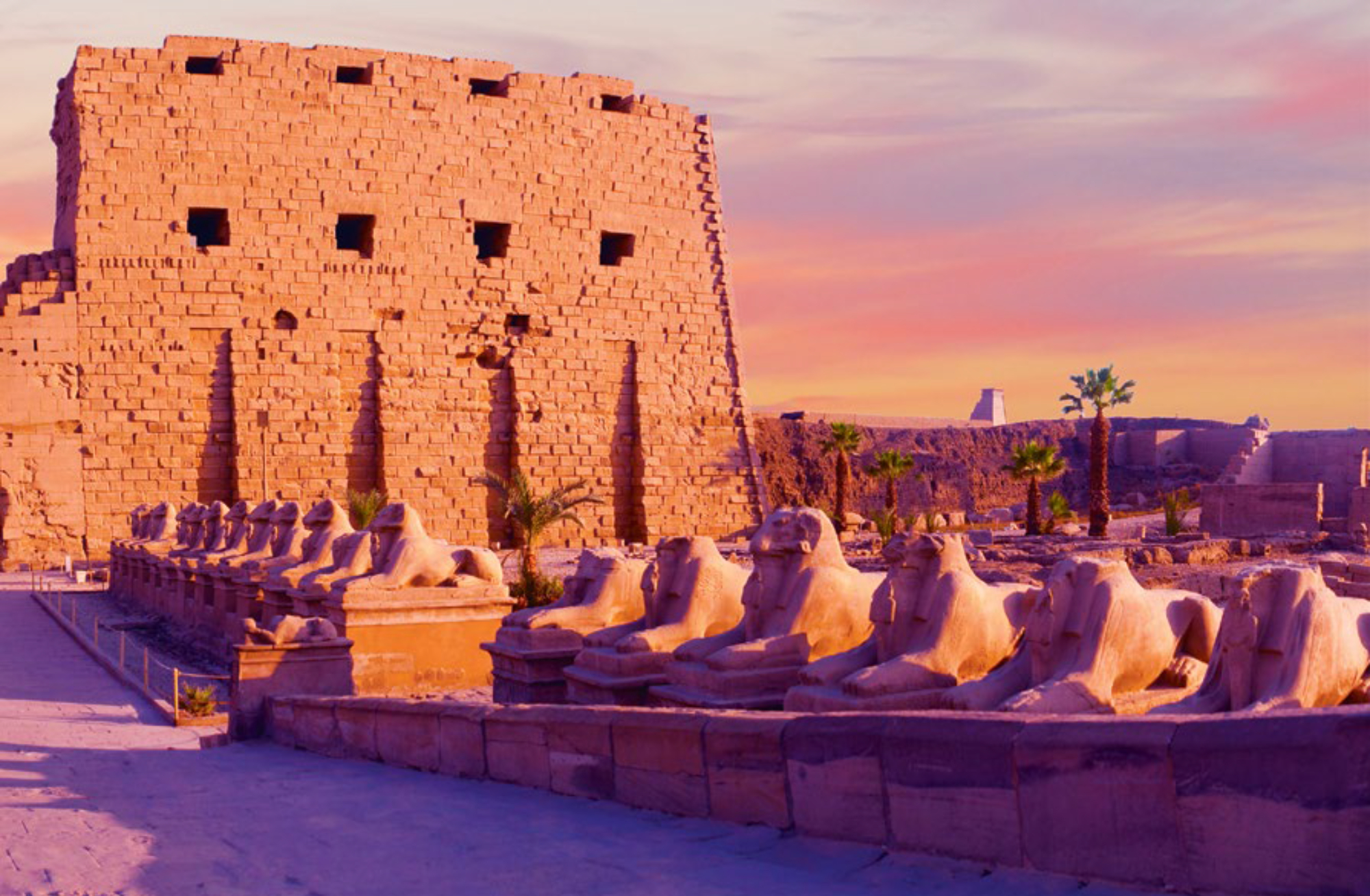 Avenida de esfinges criocéfalas, con cuerpos de león y cabezas de carnero, en el templo de Karnak