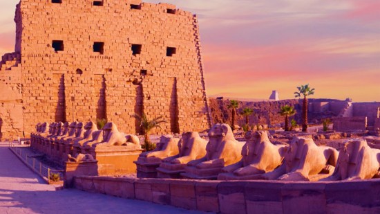 Avenida de esfinges criocéfalas, con cuerpos de león y cabezas de carnero, en el templo de Karnak