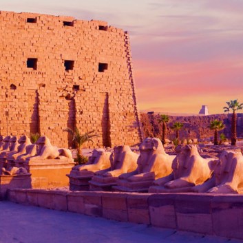 Avenida de esfinges criocéfalas, con cuerpos de león y cabezas de carnero, en el templo de Karnak