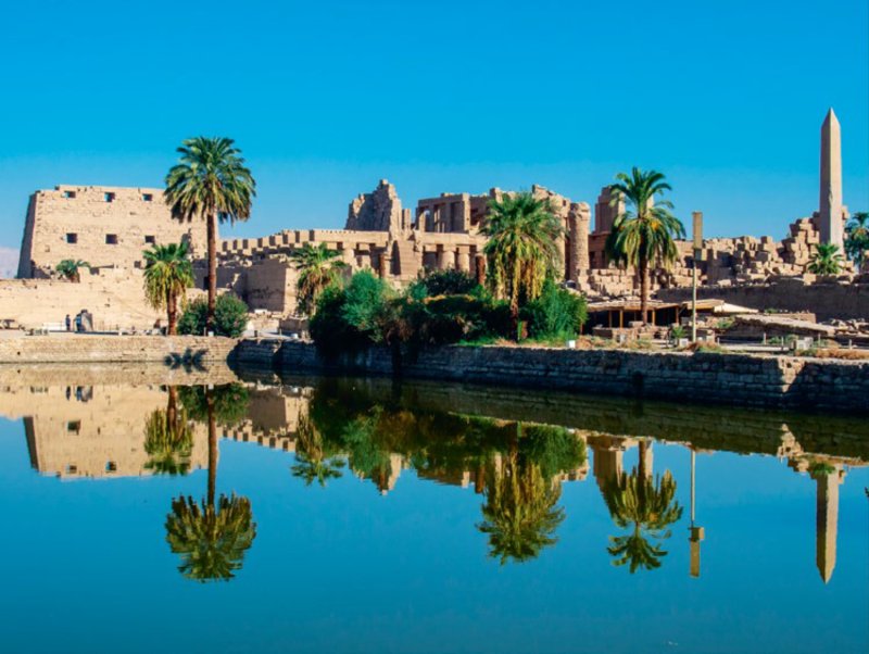 El Lago Sagrado del templo de Karnak, en Luxor, que era usado durante los festivales