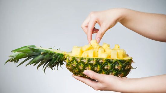 ¿Por qué pica la lengua al comer piña?