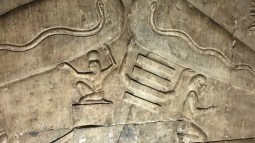 Detalle de los relieves esculpidos en piedra que representan las «bombillas», para muchos pseudocientíficos, una prueba del uso y conocimiento de la electricidad.