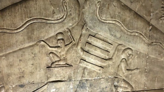 Detalle de los relieves esculpidos en piedra que representan las «bombillas», para muchos pseudocientíficos, una prueba del uso y conocimiento de la electricidad.