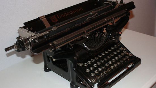 800px-Underwood.3.Typewriter.carro.ancho