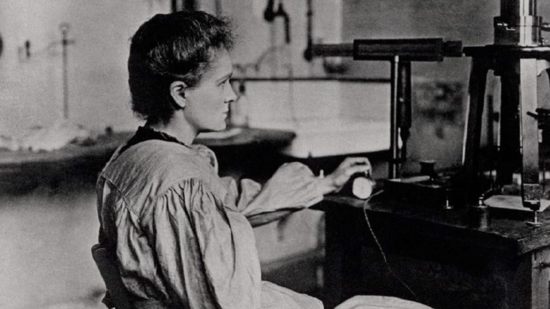 Marie Curie en su laboratorio en 1900