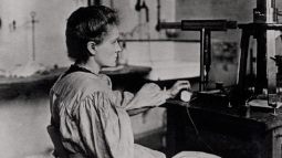 Marie Curie en su laboratorio en 1900