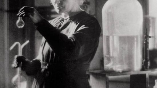 Marie Curie trabajando en su laboratorio