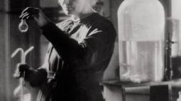 Marie Curie trabajando en su laboratorio