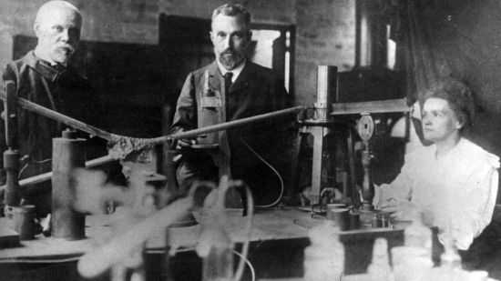 El químico Gustave Bémont, Pierre Curie y Marie Curie