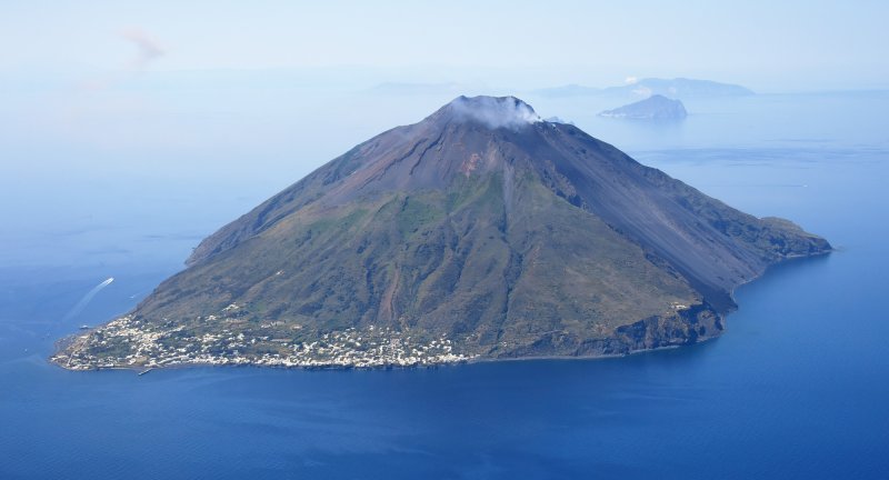 La isla y el volcán Estrómboli