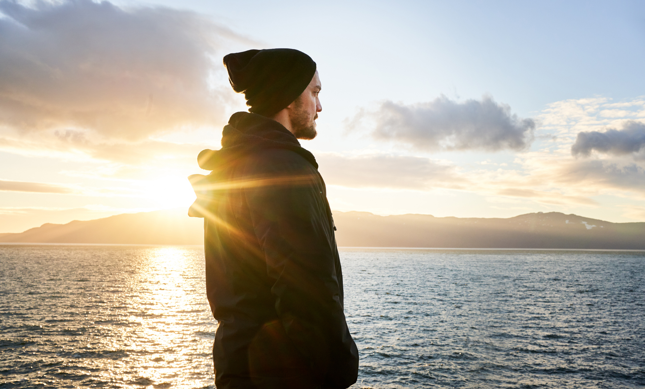 Hombre disfrutando del atardecer