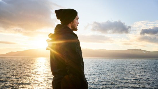Hombre disfrutando del atardecer