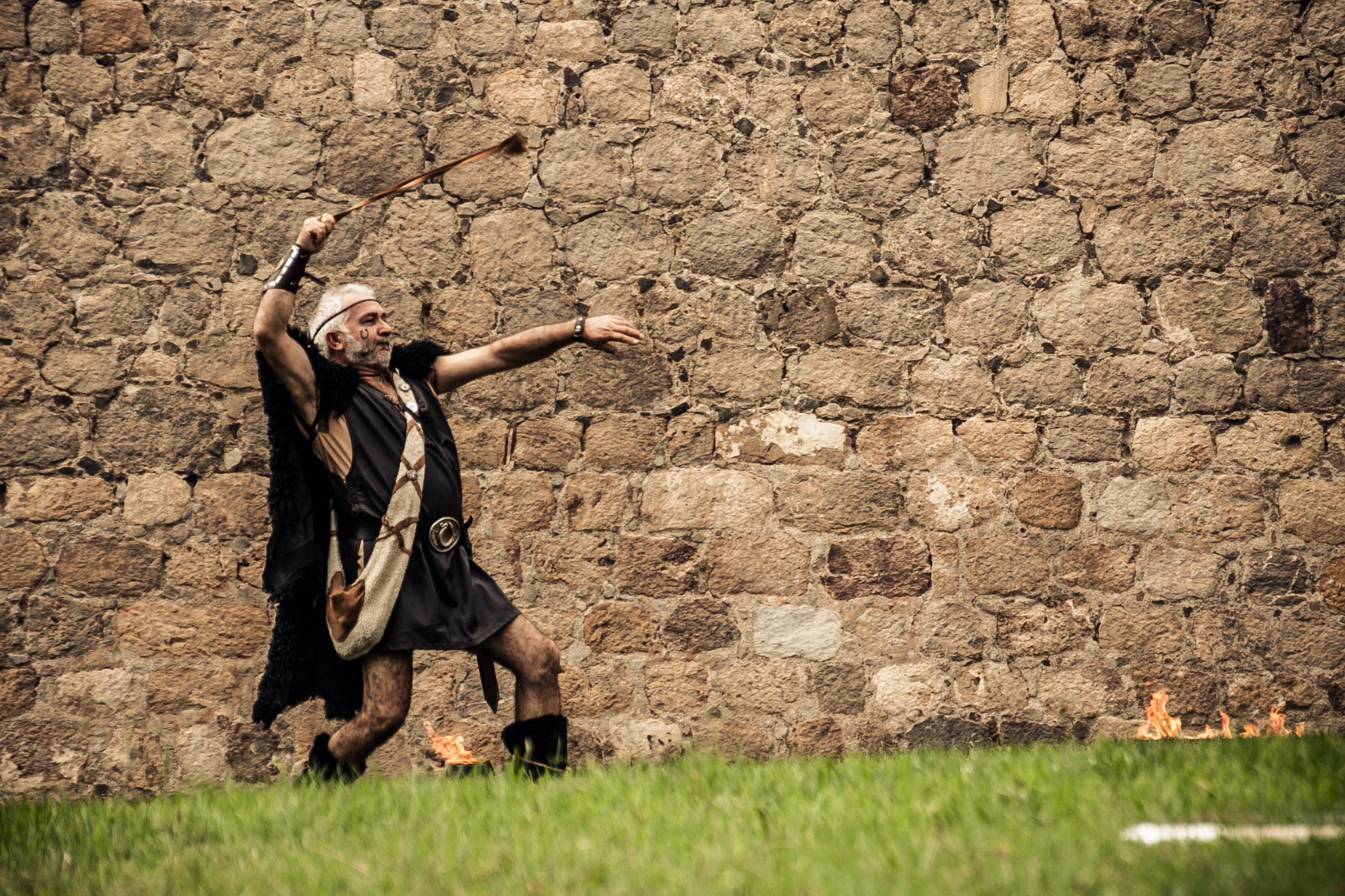 Recreación de un hondero balear en época antigua