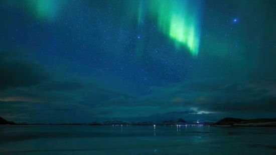 Vista del cielo nocturno con una aurora