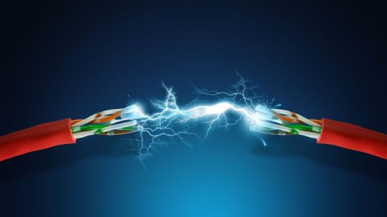 Una chispa salta entre dos cables de cobre