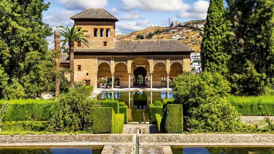 alberca-portico-cinco-arcos-alhambra-granada