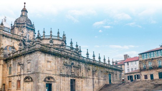 El desarrollo urbano de Santiago de Compostela en torno a su catedral y la peregrinación jacobea