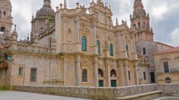 Descifrando el programa iconográfico de la portadas de la catedral románica de Santiago