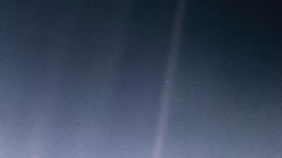 Versión remasterizada de la fotografía Un Punto Azúl Pálido