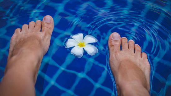 pies-descalzos-piscina