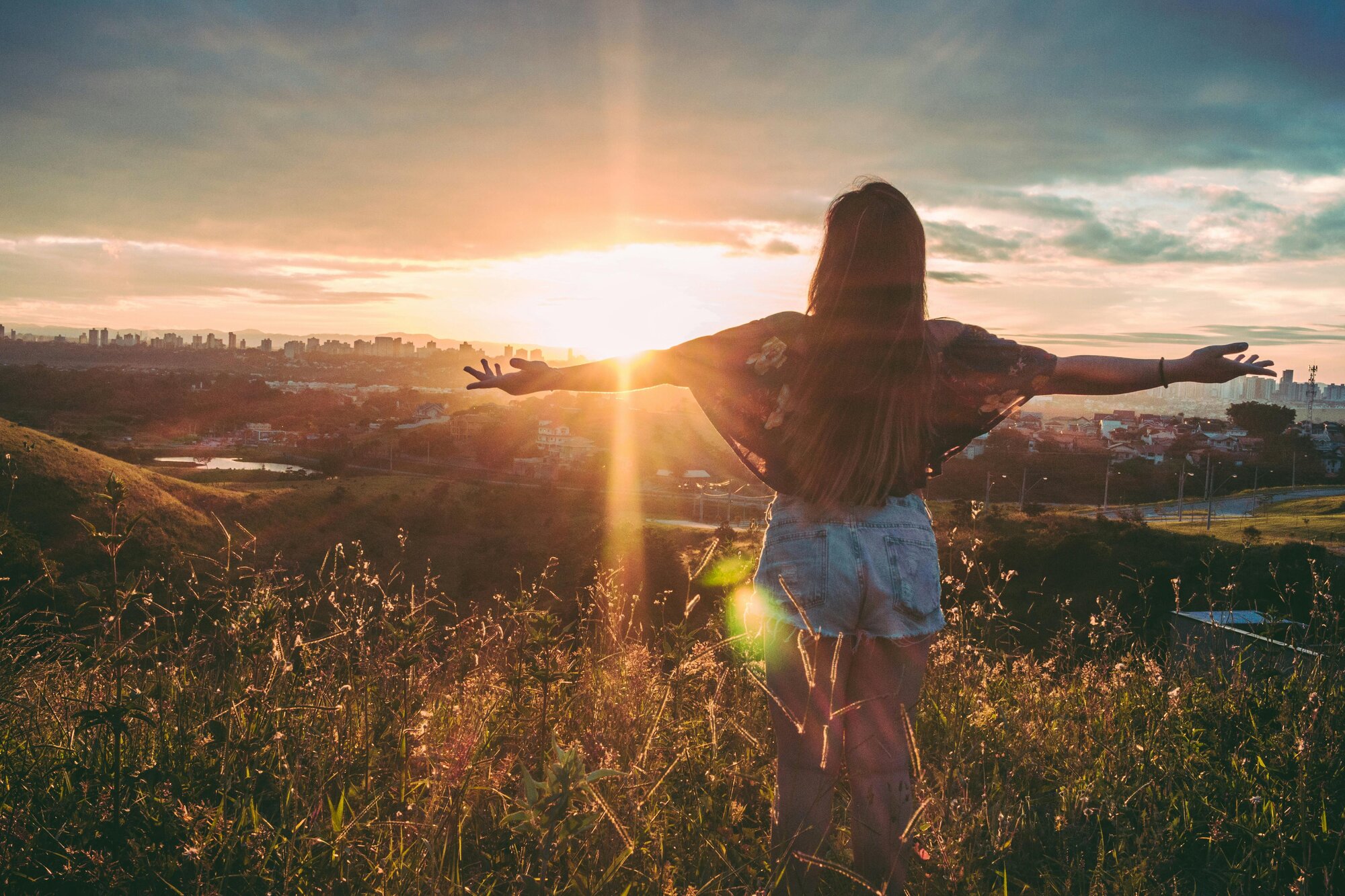 Una mujer contempla el atardecer