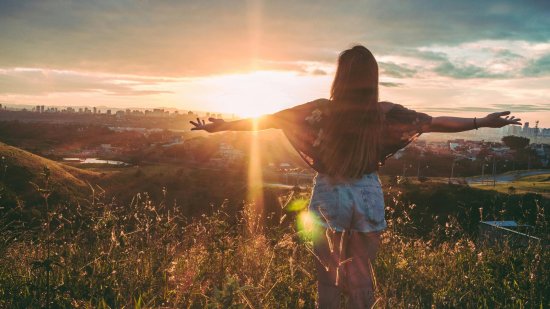Una mujer contempla el atardecer