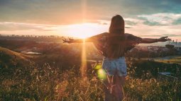Una mujer contempla el atardecer