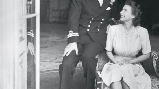 Isabel II, un reinado entre bodas reales y escándalos mundanos