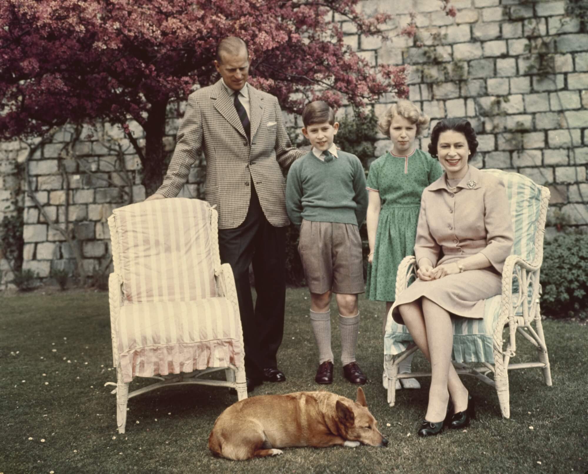 Familia Real británica en los jardines de Windsor en 1959
