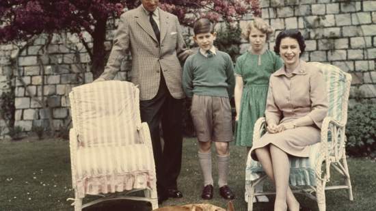 Familia Real británica en los jardines de Windsor en 1959