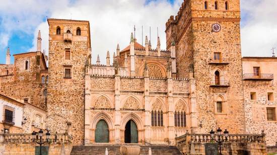 fachada-monasterio-guadalupe-caceres