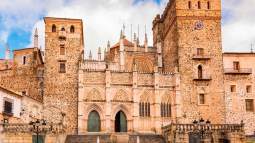 fachada-monasterio-guadalupe-caceres