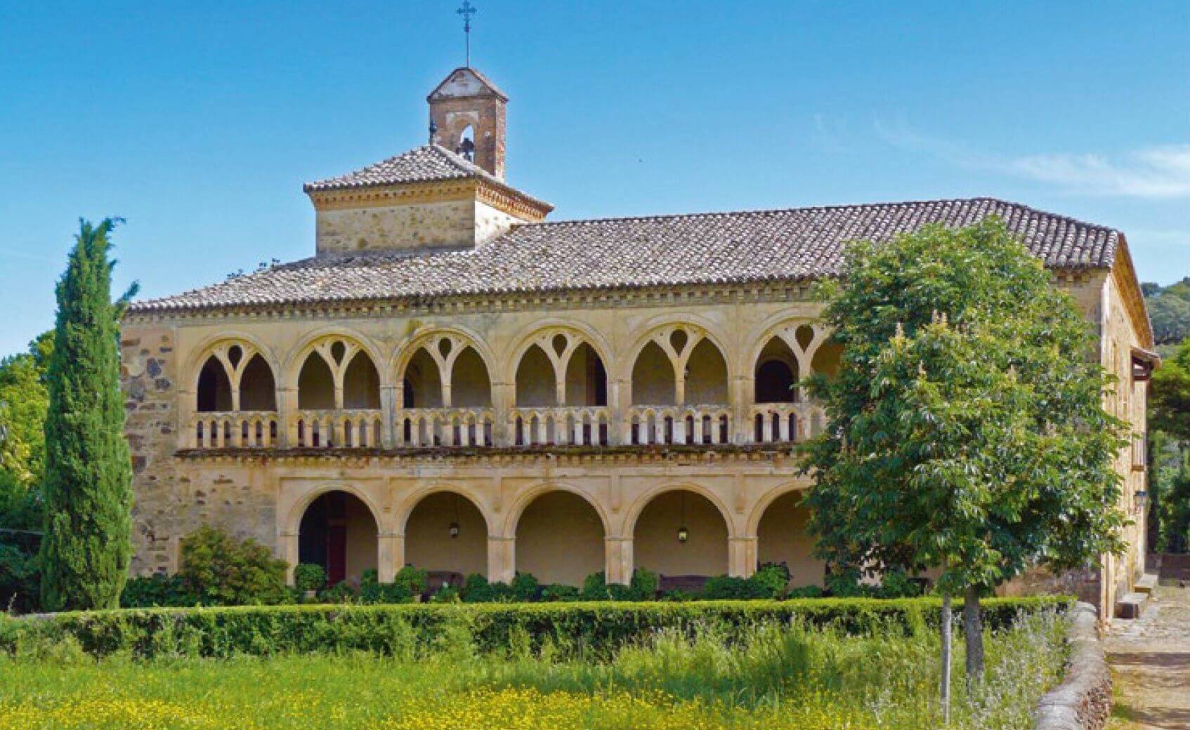 Fachada principal de la granja de Valdefuentes