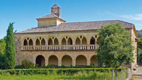 Fachada principal de la granja de Valdefuentes
