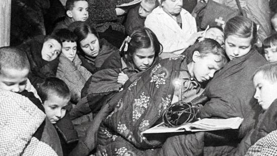 Personas en refugio antiaéreo durante el sitio de Leningrado