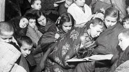 Personas en refugio antiaéreo durante el sitio de Leningrado