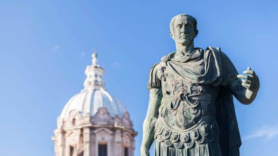 Escultura de Julio César en Roma