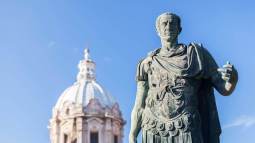 Escultura de Julio César en Roma