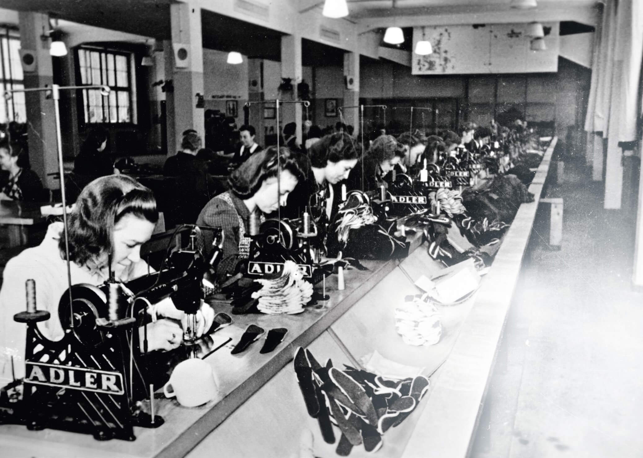 Mujeres alemanas haciendo uniformes