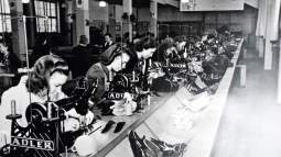 Mujeres alemanas haciendo uniformes