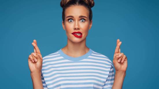 Mujer cruzando los dedos