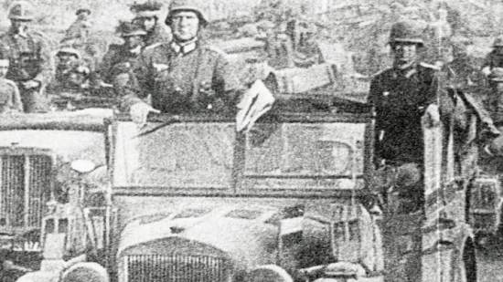 Convoy militar alemán con tanques ligeros Panzer II en Rusia